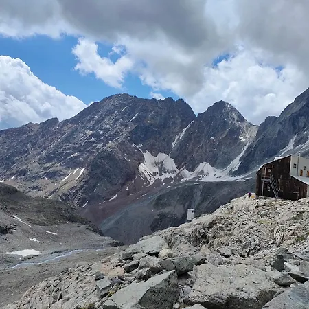 Chez Duclos 0002 Apartment